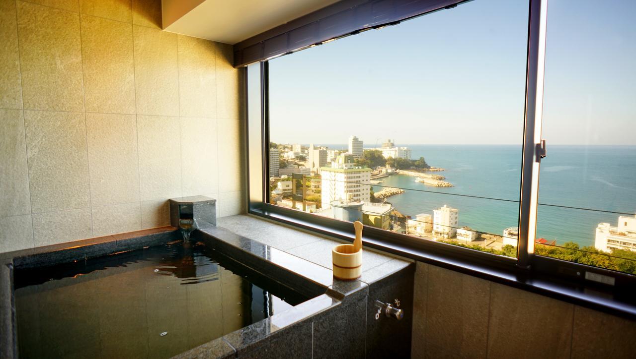 Nanki-Shirahama Marriott Hotel Экстерьер фото A view from a Japanese bath