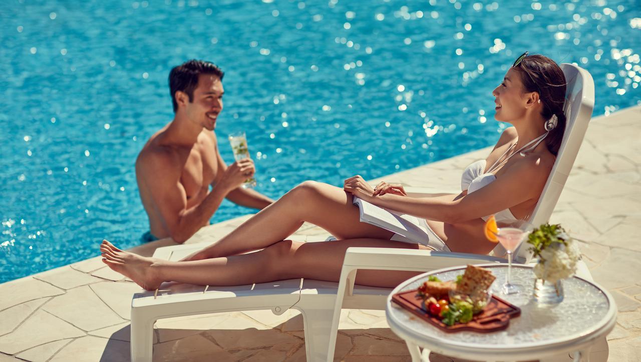 Nanki-Shirahama Marriott Hotel Экстерьер фото A couple at the pool
